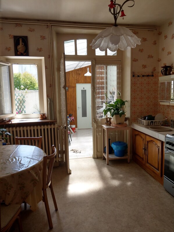 Private kitchen - Agréable Maison Rustique à 10mn de la Gare de Romilly et 5mn du Centre Ville (Romilly-sur-Seine)