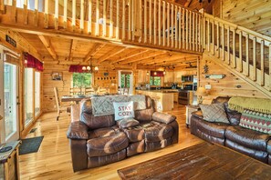 Smart TV, fireplace, video games - "Mama Bear", Mtn Views, Hot Tub, Fireplace, Private Theater & Community Pool (Sevierville)