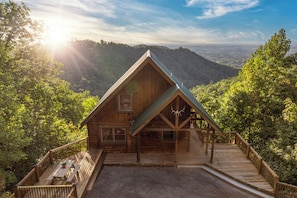 Exterior - "Mama Bear", Mtn Views, Hot Tub, Fireplace, Private Theater & Community Pool (Sevierville)