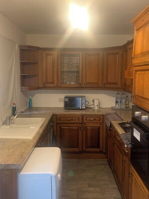 House | Private kitchen | Fridge, microwave, oven, stovetop - Rotzy Residences Burnley Home Away From Home (Burnley)