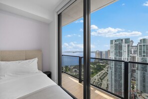 Luxury Studio Suite, Ocean View | Premium bedding, blackout drapes, iron/ironing board, free WiFi - Downtown Miami Luxury Studio W Bay View (Miami)
