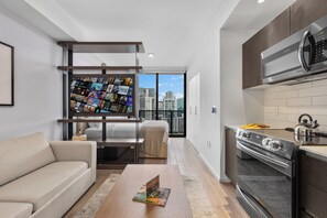 Luxury Studio Suite, Ocean View | Living area | 50-inch Smart TV with cable channels, pay movies - Downtown Miami Luxury Studio W Bay View (Miami)