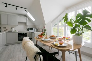 Fridge, microwave, oven, dishwasher - Westholme, Tregenna Estate, St Ives – Sleeps 6 – On-Site Parking for One Car (St Ives)