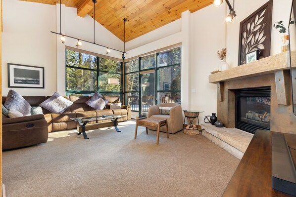 Smart TV, fireplace - Ski Tip Ranch Retreat/Hot Tub Access (Keystone)