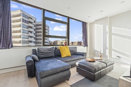 Retail Park Apartment Sleeps SEVEN Turbo WiFi