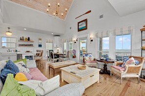 Smart TV, fireplace, books - Beachfront | Sleeps 12 | Queen Swing | Fire Pit (Gilchrist)