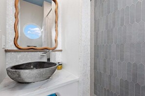 Douche, séchoir à cheveux, serviettes fournies
