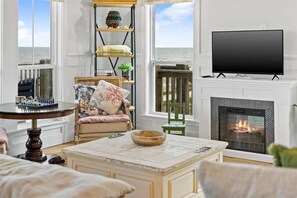 Smart TV, fireplace, books - Beachfront | Sleeps 12 | Large Deck (Gilchrist)