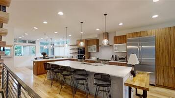 Réfrigérateur, micro-ondes, plaque de cuisson, lave-vaisselle