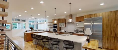 Réfrigérateur, micro-ondes, plaque de cuisson, lave-vaisselle