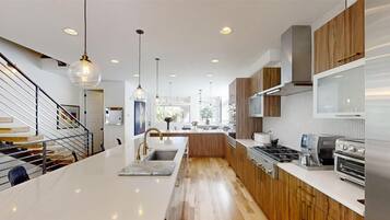 Fridge, microwave, stovetop, dishwasher