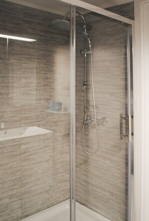 Shower, free toiletries, hair dryer, towels - Renovated Modern & Specious 2Bd Apt Athens Center (Athina)