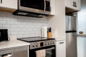 Microonde, forno, piano cottura, lavastoviglie