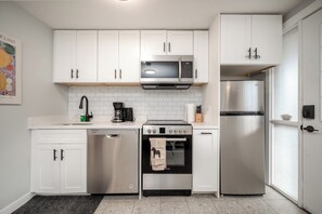 Four à micro-ondes, un four, surface de cuisson, lave-vaisselle