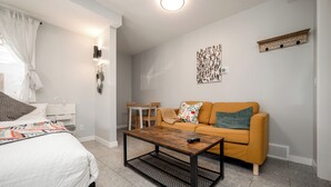 Una sala de estar moderna con un sofá, una mesa de centro y una mesa de comedor.