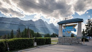 Señal del Banff Boundary Lodge con montañas al fondo.