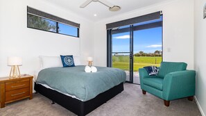 6 bedrooms, free WiFi, bed sheets - Charming Countryside Getaway: Cozy Farm View Retreat in Bovell (Bovell)