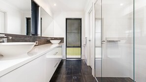 Shower, towels - Charming Countryside Getaway: Cozy Farm View Retreat in Bovell (Bovell)