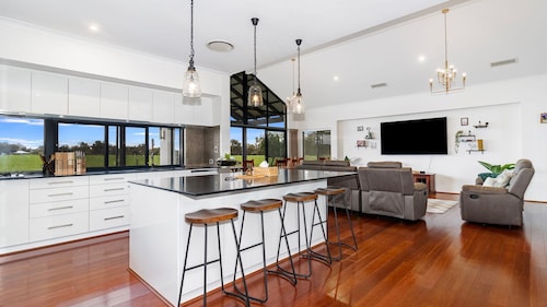 Charming Countryside Getaway: Cozy Farm View Retreat in Bovell