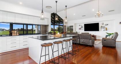 Charming Countryside Getaway: Cozy Farm View Retreat in Bovell