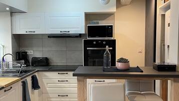 Een koelkast, een magnetron, een oven, een vaatwasser