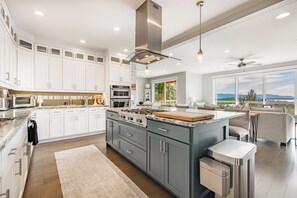 Fridge, microwave, oven, stovetop - Bayview Firepit 2 Kings Playground 1200Mbp (Bellingham)