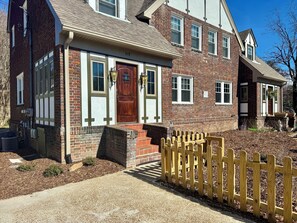 Exterior - Historic Home, Modern Conveniences 15 Minutes to Chattanooga. Great for Families (Signal Mountain)