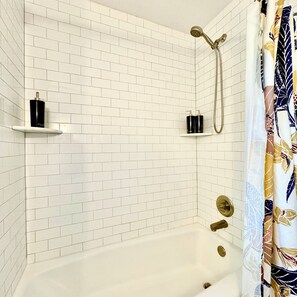 Eco-friendly toiletries, hair dryer, bidet, towels - Historic Home, Modern Conveniences 15 Minutes to Chattanooga. Great for Families (Signal Mountain)