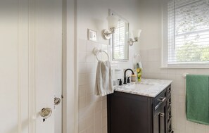 milieuvriendelijk toiletgerief, een haardroger, een bidet, handdoeken