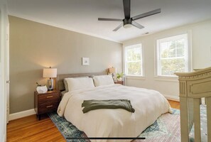 3 slaapkamers, een bureau, een strijkplank/strijkijzer, reisbedje
