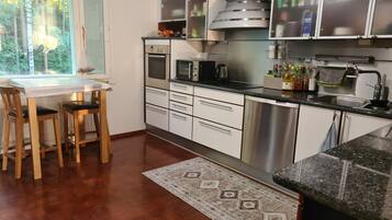 Jääkaappi, mikroaaltouuni, uuni, liesi