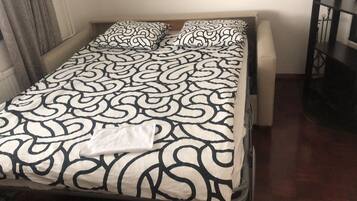 3 makuuhuonetta, työpöytä, Wi-Fi, vuodevaatteet