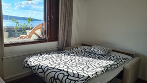 3 bedrooms, desk, WiFi, bed sheets