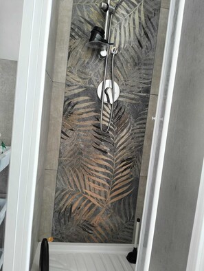Shower, hair dryer, bidet, towels - Villa Biancolilla: Small detached villa inside an easclusivo green park (Marsala)