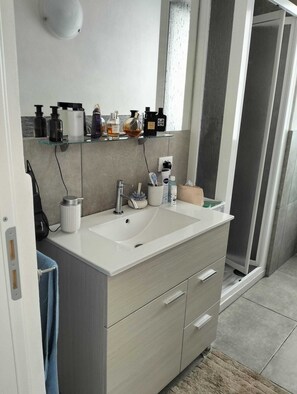 تجهيزات دش، مجففات شعر، مراحيض شطف، مناشف