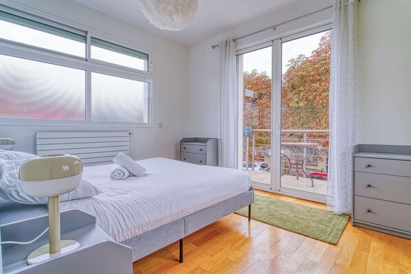 5 bedrooms, iron/ironing board, WiFi, bed sheets