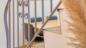 Un escalier avec une rampe en métal et un panneau décoratif mural.