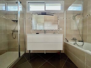 Douche, sèche-cheveux, serviettes fournies, savon