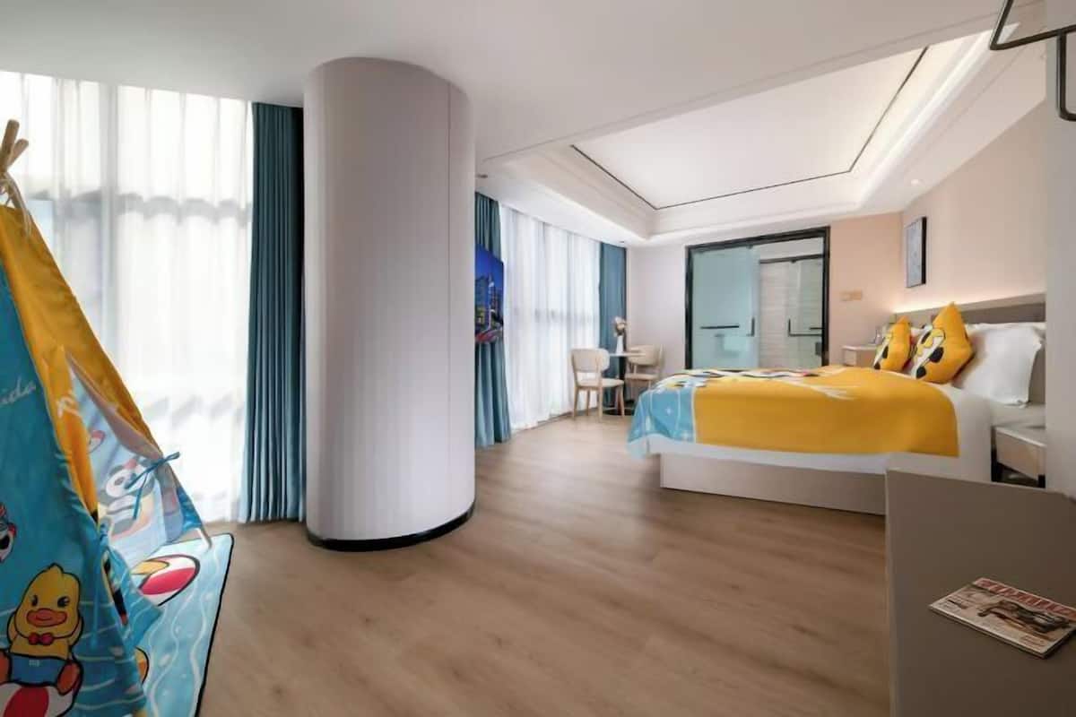 Ein modernes Hotelzimmer mit Bett, Schreibtisch und Stuhl.
