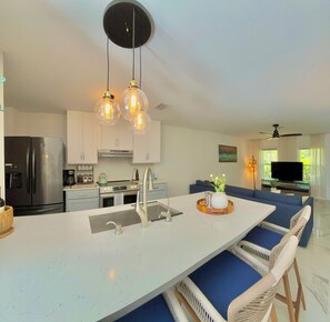 Fridge, microwave, oven, stovetop - Lovelee Villa \ Cozy 2-Story Home in Beautiful Cape Coral! (Cape Coral)