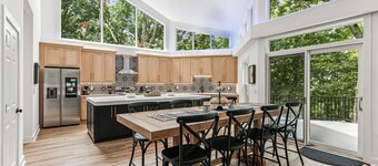 Spacious 5-bedroom, family-friendly lodge mountain house in charming Jasper