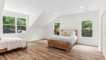 5 bedrooms, iron/ironing board, WiFi, bed sheets