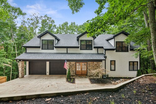 Spacious 5-bedroom, family-friendly lodge mountain house in charming Jasper 