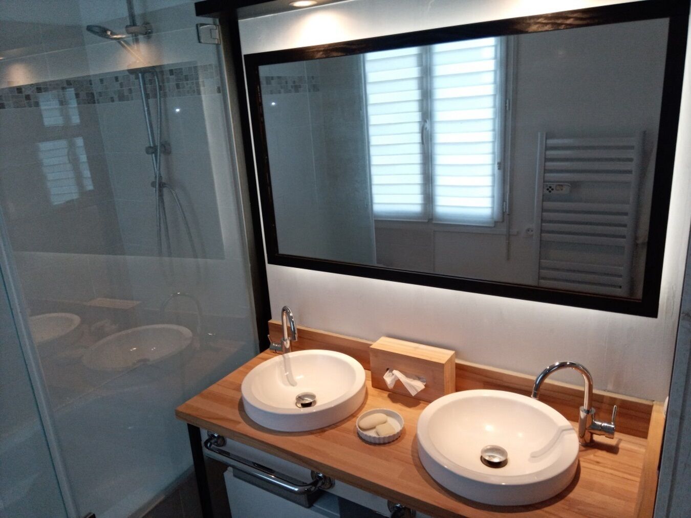 Dusche, Handtücher, Seife, Toilettenpapier