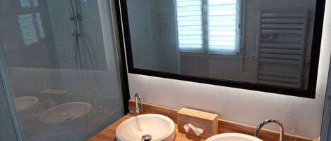 Dusche, Handtücher, Seife, Toilettenpapier