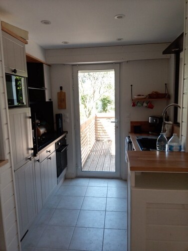 Maison rénovée avec terrasse, jardin et garage en plein centre village