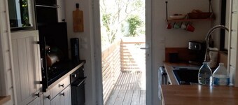 Maison Atypique Avec Terrasse, Jardin et Garage en Plein Centre Village