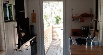 Maison rénovée avec terrasse, jardin et garage en plein centre village