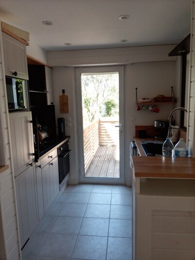 Maison Atypique Avec Terrasse, Jardin et Garage en Plein Centre Village