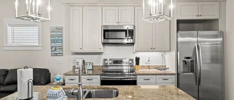 Een koelkast, een magnetron, een oven, een kookplaat